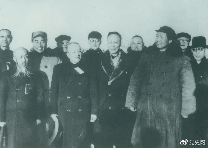 1949年3月，各界人士代表在北京西苑机场同毛泽东、朱德等留影。