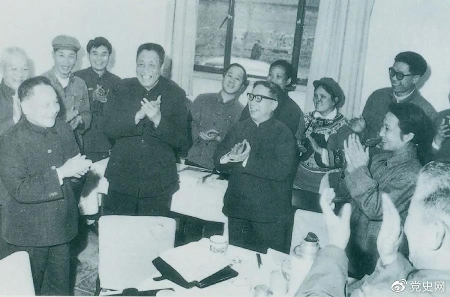 1978年3月2日，邓小平到五届全国人大一次会议云南和四川省代表团看望代表们。