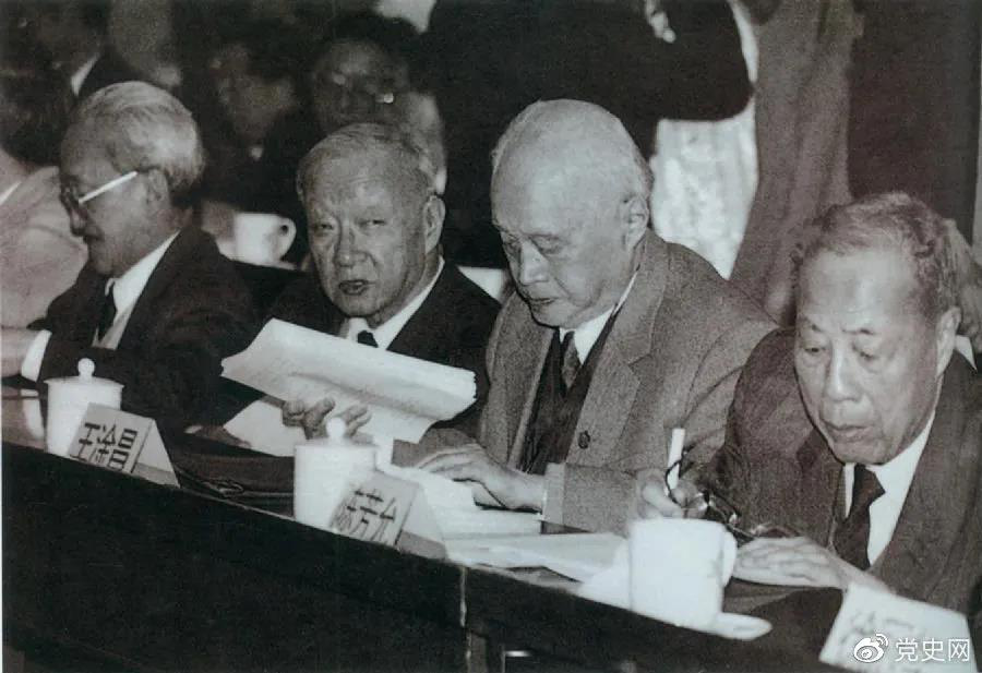 1986年3月，由4位老科学家倡议，经邓小平批示，中国制定实施了高技术研究发展计划。图为“863”计划的4位倡导人王大珩（左2）、王淦昌（左3）、杨嘉墀（左1）、陈芳允（左4）。